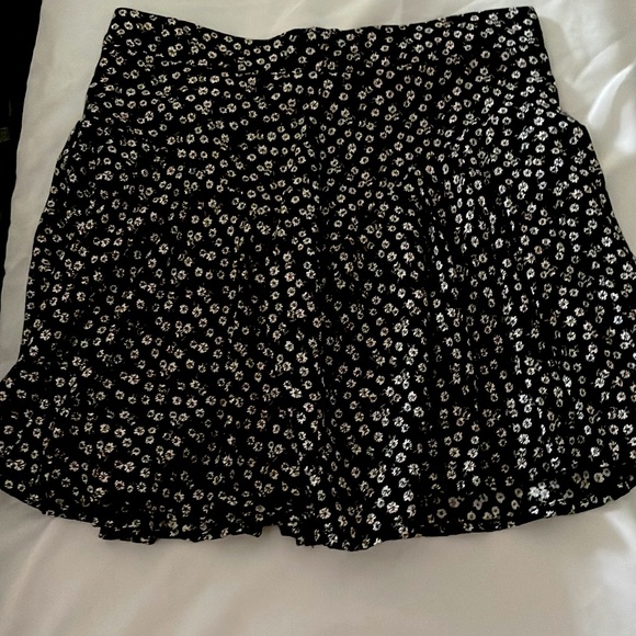 Black mini skirt with small white flower print - Picture 1 of 1